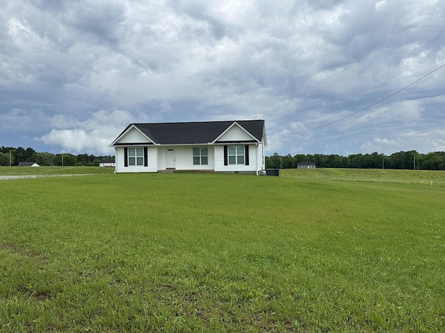 ranch-style house featuring a front yard