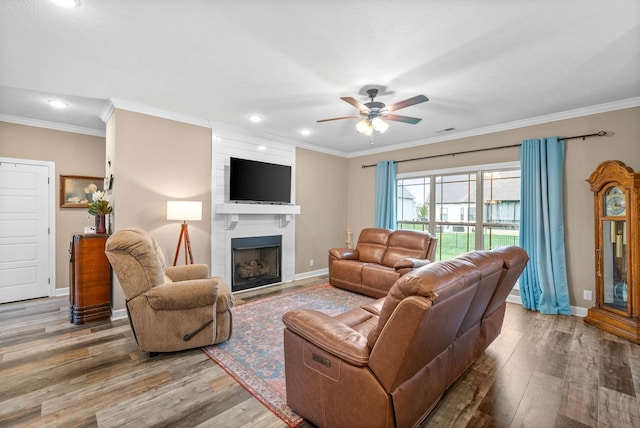 living room with recessed lighting, ornamental molding, ceiling fan, and wood finished floors