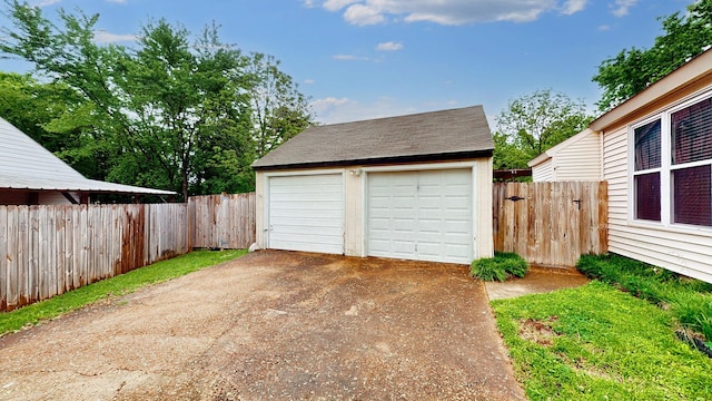 5900 New Hope Ct, Hermitage, TN 37076 - detached garage featuring fence