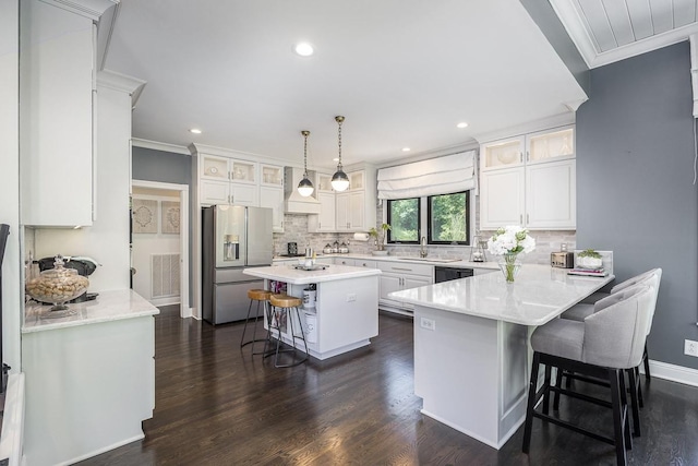 716 Split Rail Dr, Brentwood, TN 37027 - kitchen with stainless steel fridge, a kitchen bar, a sink, backsplash, and crown molding