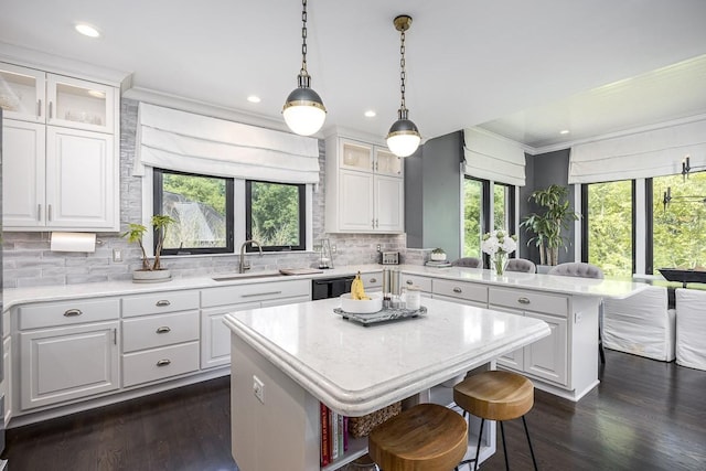 716 Split Rail Dr, Brentwood, TN 37027 - kitchen with a sink, a peninsula, a kitchen breakfast bar, plenty of natural light, and recessed lighting
