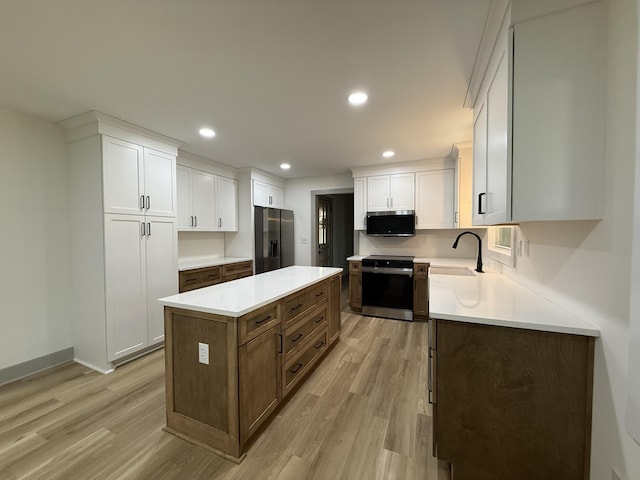 305 Twelve Oaks Rd, Tullahoma, TN 37388 - kitchen with stainless steel appliances, a sink, light wood-style flooring, a kitchen island, and recessed lighting