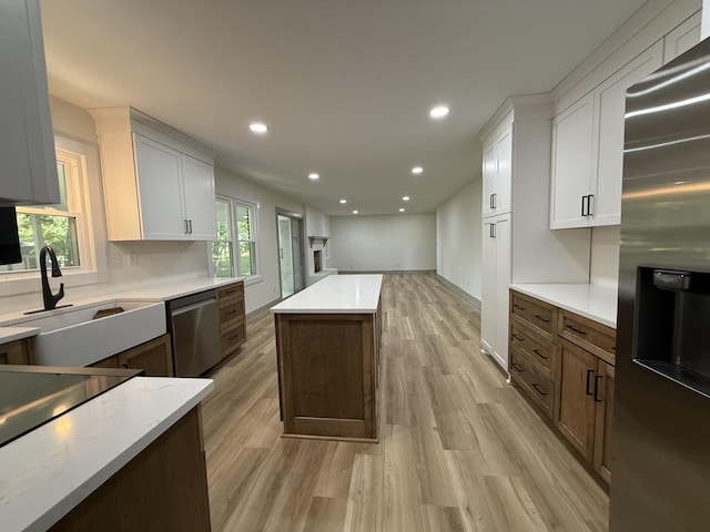 305 Twelve Oaks Rd, Tullahoma, TN 37388 - kitchen featuring appliances with stainless steel finishes, a sink, light wood-style flooring, a kitchen island, and recessed lighting