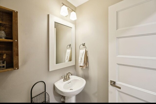 bathroom featuring a sink