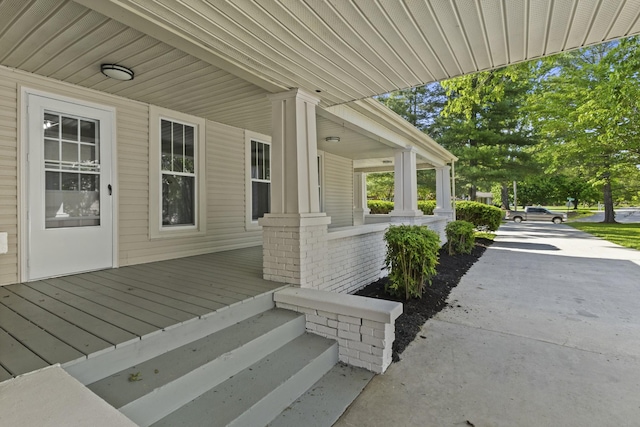 1405 W Lincoln St, Tullahoma, TN 37388 - view of home's exterior with covered porch and driveway