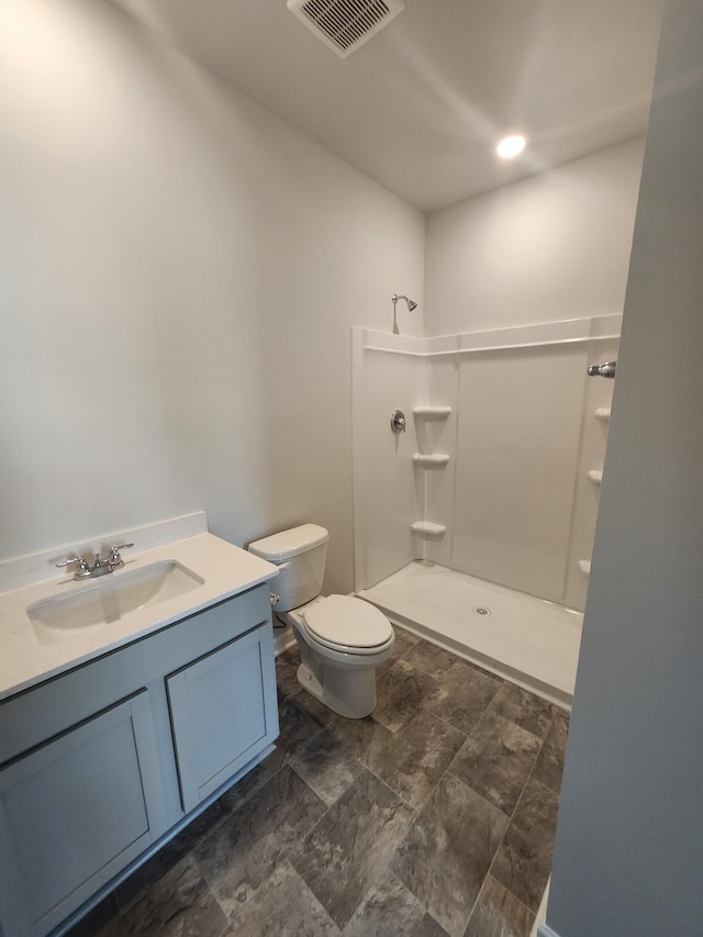full bath with a shower, toilet, and vanity