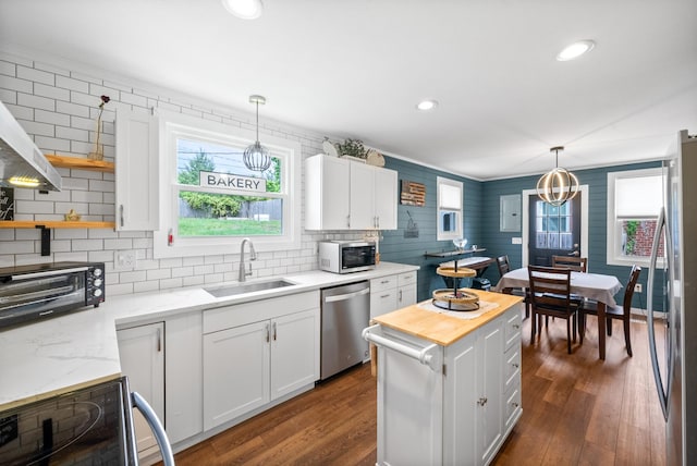 kitchen featuring stainless steel appliances, a sink, plenty of natural light, tasteful backsplash, and recessed lighting