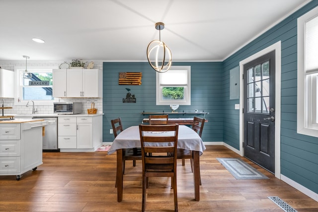 dining area with healthy amount of natural light, wood finished floors, baseboards, and recessed lighting