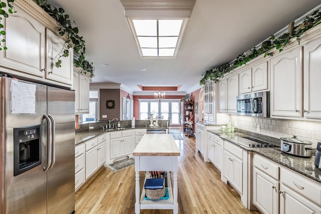 131 Grandview Cir, Gallatin, TN 37066 - kitchen featuring appliances with stainless steel finishes, a chandelier, a peninsula, light wood-style flooring, and a sink