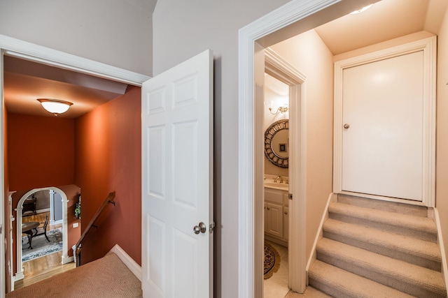 131 Grandview Cir, Gallatin, TN 37066 - corridor featuring an upstairs landing, a sink, and baseboards