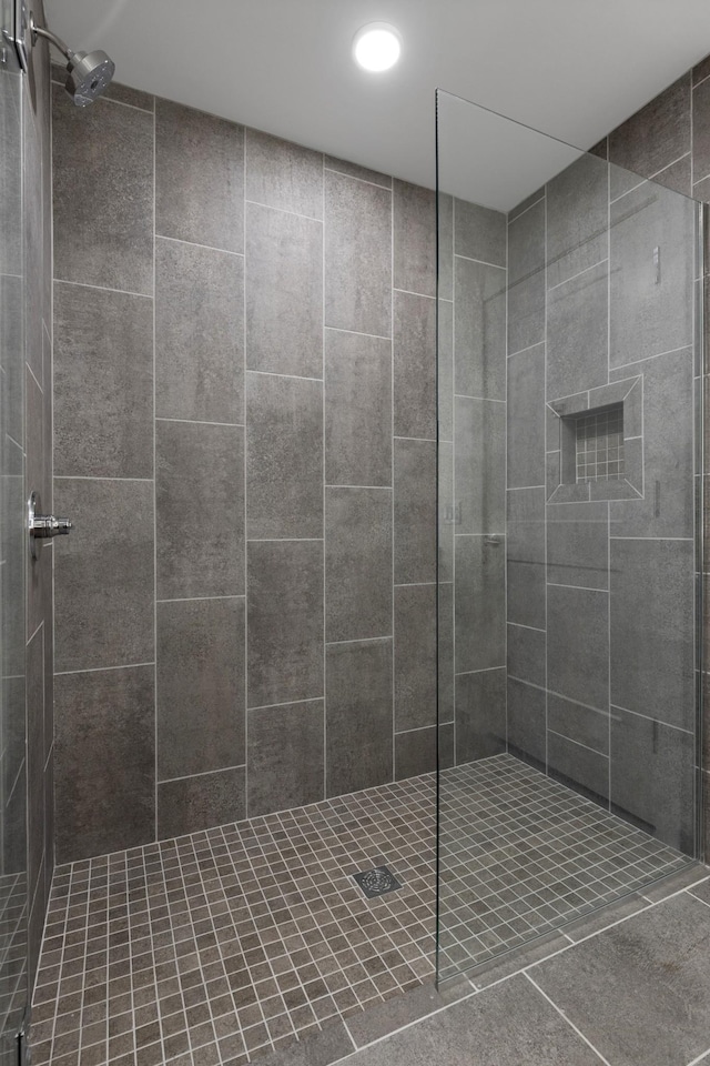 full bath featuring tiled shower and recessed lighting