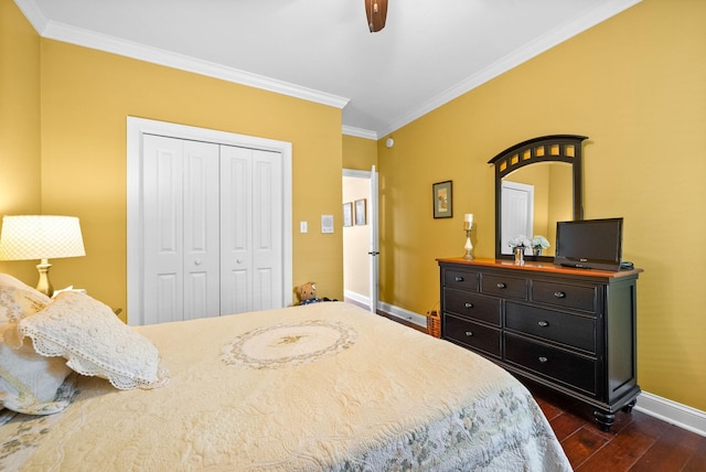 411 Lake Pointe Dr, Clarksville, TN 37043 - bedroom featuring ornamental molding, dark wood-style flooring, baseboards, a closet, and a ceiling fan