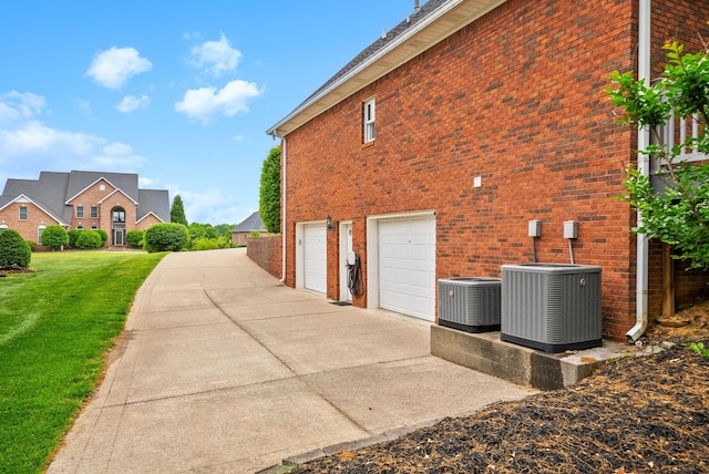 411 Lake Pointe Dr, Clarksville, TN 37043 - view of side of home with central air condition unit, driveway, a garage, and a yard