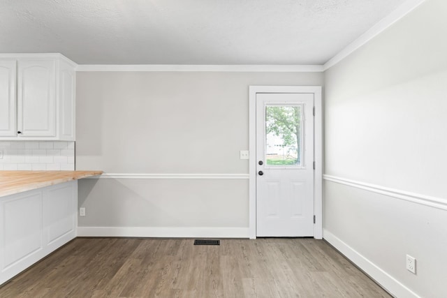 1950 Norton Rd, Lawrenceburg, TN 38464 - entryway featuring light wood-type flooring and baseboards