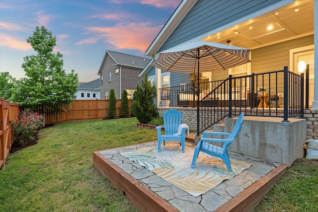 view of yard featuring a patio area