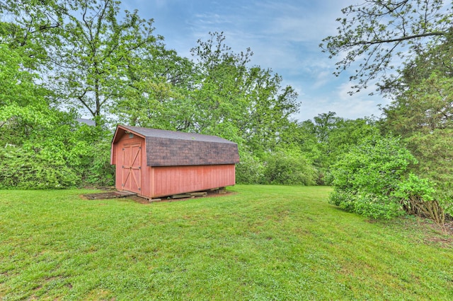 1687 Columbia Rock Rd, Columbia, TN 38401 - view of green lawn with a storage shed and an outbuilding