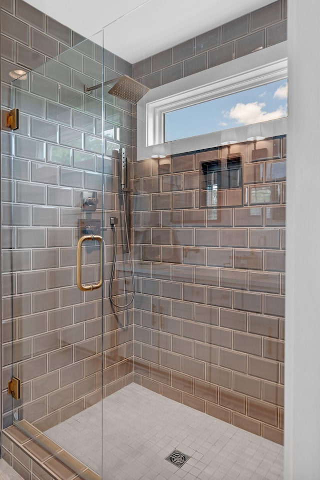 full bathroom featuring tiled shower