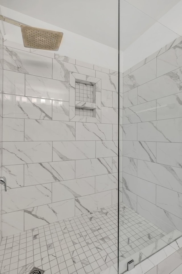 1206 Forest Lake Ct, Franklin, TN 37064 - bathroom featuring a tile shower