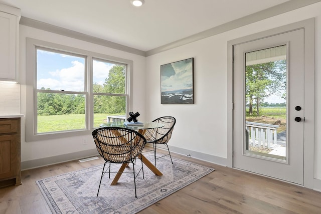 dining space with plenty of natural light, light wood-style flooring, a desk, baseboards, and recessed lighting
