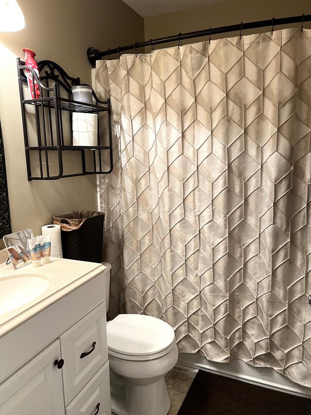 1224 Whiteside Hill Rd, Wartrace, TN 37183 - full bathroom with vanity, toilet, and curtained shower