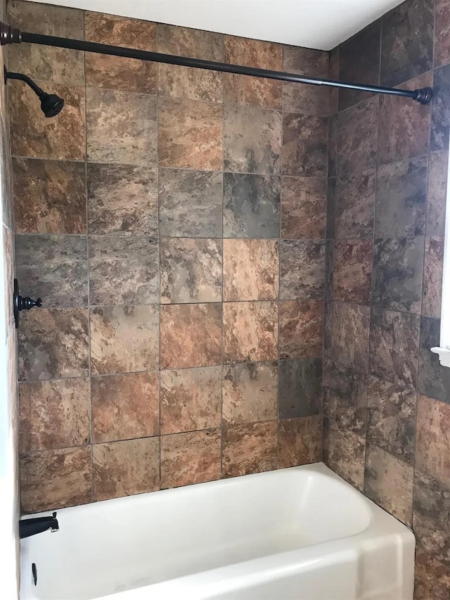 514 Wren Dr, Clarksville, TN 37040 - full bath featuring a bathtub and a shower