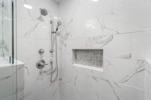 bathroom featuring tiled shower
