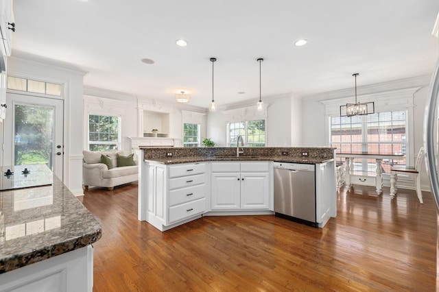 5417 Cavendish Dr, Murfreesboro, TN 37128 - kitchen featuring dishwasher, a sink, dark wood finished floors, a chandelier, and ornamental molding