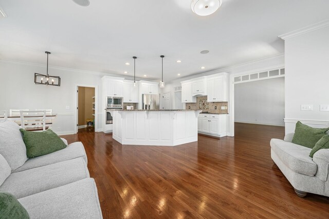 5417 Cavendish Dr, Murfreesboro, TN 37128 - living area featuring a chandelier, dark wood-style floors, baseboards, crown molding, and recessed lighting