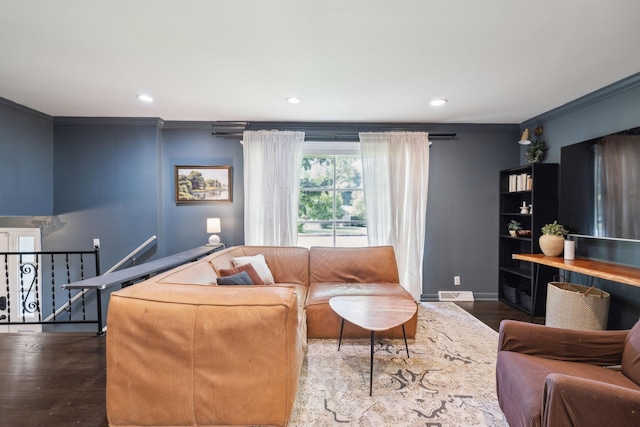 906 Temple Ct, Murfreesboro, TN 37130 - living area with crown molding, wood finished floors, recessed lighting, and baseboards