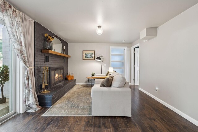 906 Temple Ct, Murfreesboro, TN 37130 - living area with a brick fireplace, baseboards, and wood finished floors