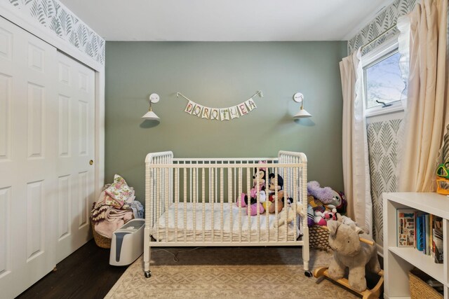 906 Temple Ct, Murfreesboro, TN 37130 - bedroom featuring wood finished floors and a nursery area