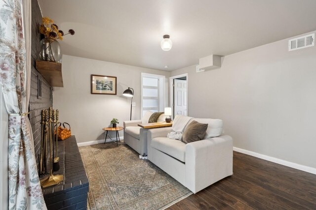 906 Temple Ct, Murfreesboro, TN 37130 - living area featuring baseboards and wood finished floors