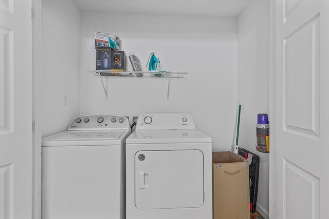 237 Windsor Ct, Spring City, TN 37381 - laundry room with washing machine and clothes dryer