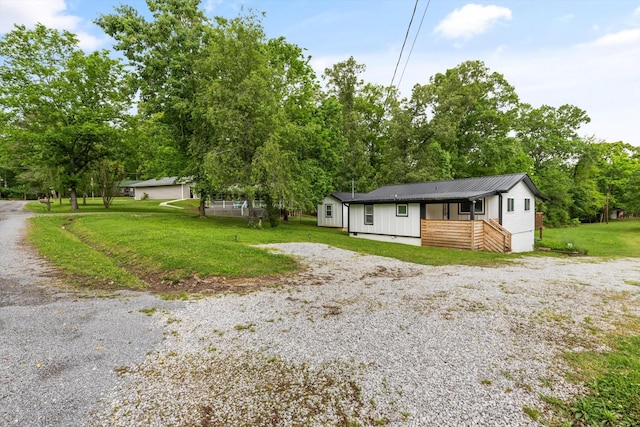 237 Windsor Ct, Spring City, TN 37381 - view of front facade with metal roof, gravel driveway, and a front yard