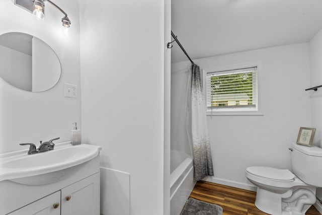 237 Windsor Ct, Spring City, TN 37381 - bathroom featuring toilet, wood finished floors, vanity, shower / bath combo, and baseboards