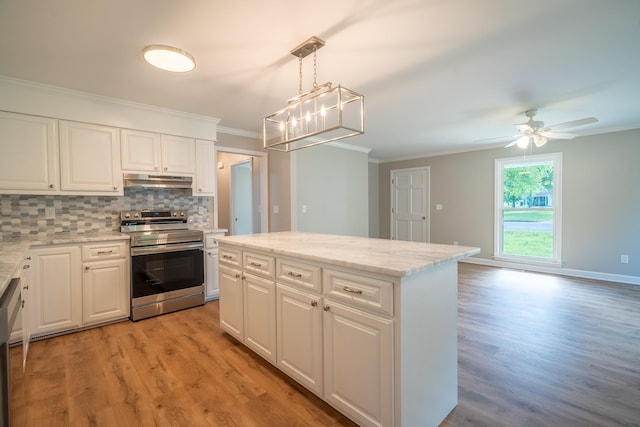 kitchen featuring stainless steel electric range, crown molding, light wood-style flooring, under cabinet range hood, and decorative backsplash