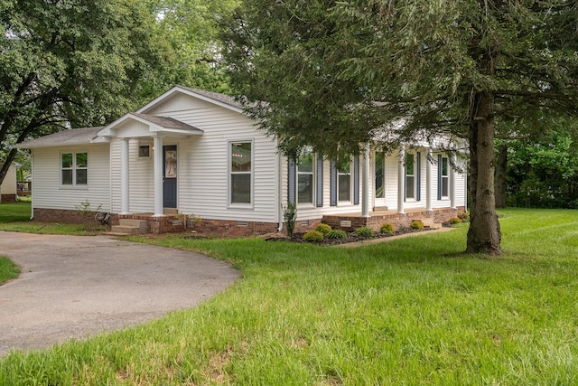 view of front of house featuring crawl space and a front lawn