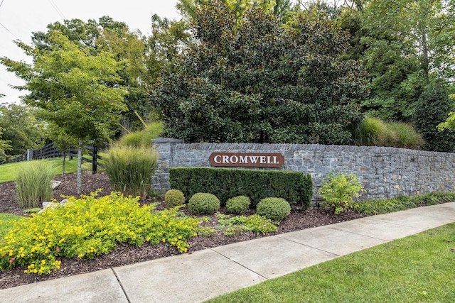 view of community / neighborhood sign