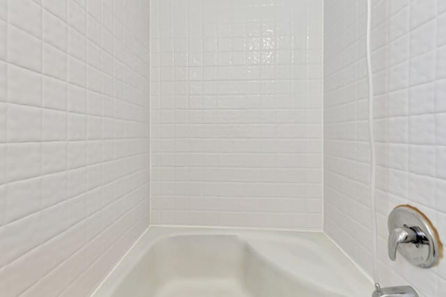 bathroom with washtub / shower combination