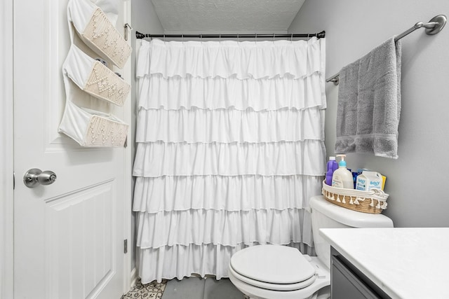full bathroom with a shower with shower curtain, toilet, vanity, and a textured ceiling