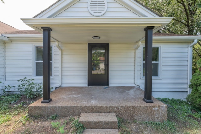 entrance to property featuring covered porch