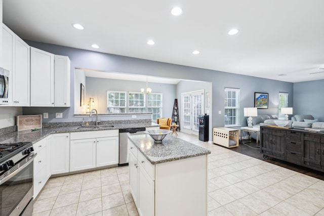 kitchen featuring a sink, stainless steel appliances, open floor plan, plenty of natural light, and recessed lighting