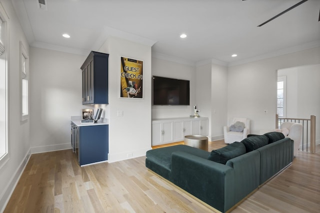 living area featuring baseboards, ornamental molding, light wood-type flooring, and recessed lighting