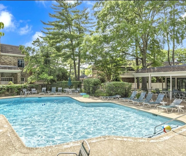 401 Bowling Ave Unit 67, Nashville, TN 37205 - community pool with fence and a patio