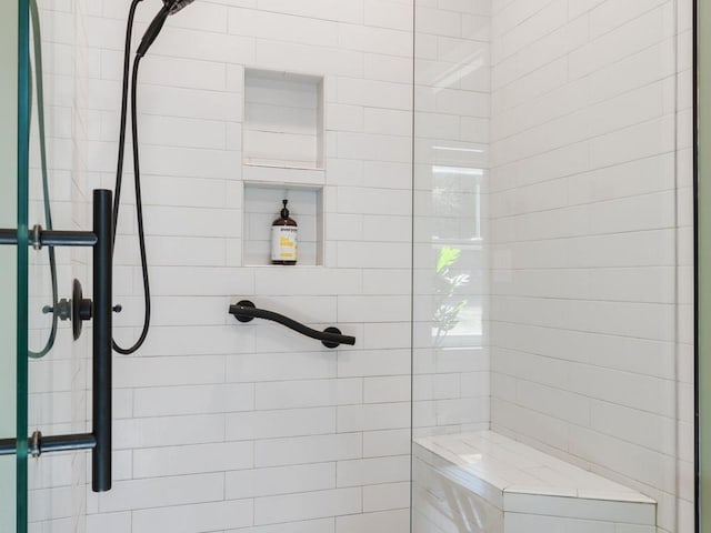 full bathroom featuring a tile shower