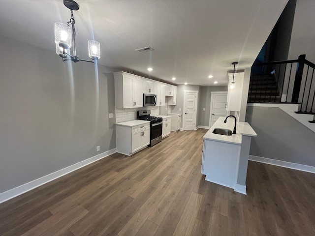 614 Woodrush Dr, Clarksville, TN 37040 - kitchen with appliances with stainless steel finishes, a sink, baseboards, recessed lighting, and dark wood-style floors