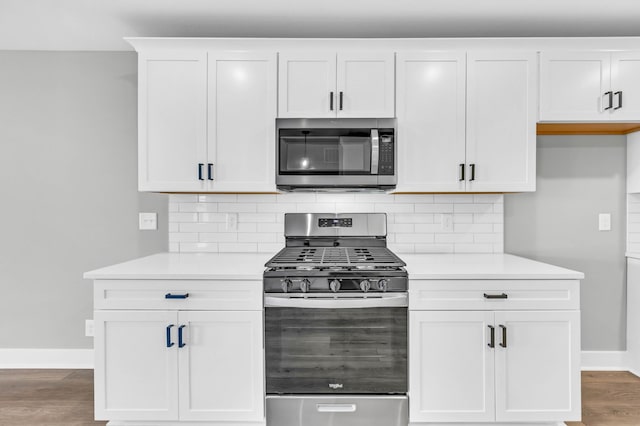 614 Woodrush Dr, Clarksville, TN 37040 - kitchen with stainless steel appliances, light countertops, backsplash, and wood finished floors