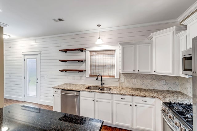 1317 Sam Houston Ave, Murfreesboro, TN 37129 - kitchen featuring appliances with stainless steel finishes, a sink, wood finished floors, ornamental molding, and white cabinets