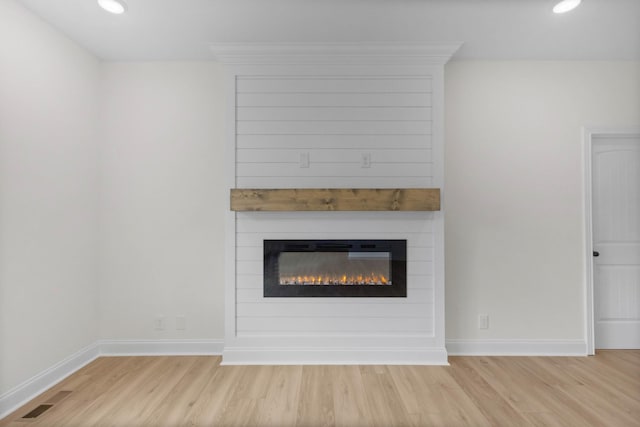 1 Shelton Ferry Rd, Southside, TN 37171 - detailed view of wood finished floors, a large fireplace, baseboards, and recessed lighting