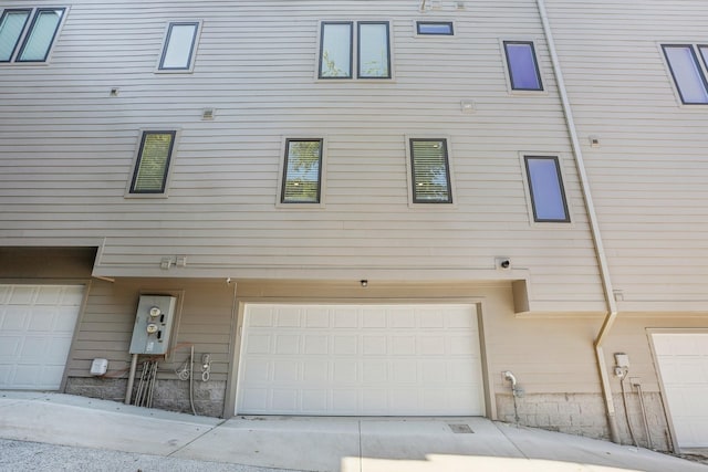 98 N 8th St, Nashville, TN 37206 - view of side of property featuring an attached garage